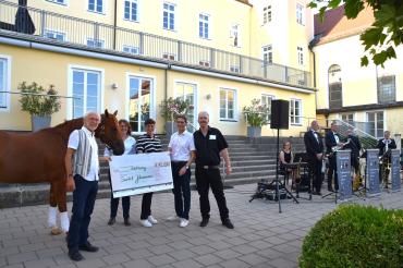 Im Foto (Stefanie Ibele) v.l.n.r.: Alois Widmann (Vorsitzender des Fördervereins Sankt Johannes e.v.), One Day (neues Therapiepferd) Christina Radler und Barbara Gaudera (Zentrum für tiergestützte Therapie des Johannes Hofs), Robert Freiberger (Geschäftsführer der Stiftung Sankt Johannes), Thomas Striebel (Mitglied im Werkstattrat der Stiftung Sankt Johannes), Mitglieder des Salon- & Jazzorchesters Cassablanka