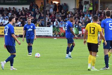 Marco Luburic kurz vor der Ausführung des Freistoßes.