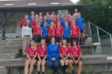 Die Spielerinnen der Spielgemeinschaft Wechingen/Alerheim mit ihrem Trainerteam Gudrun Stähle (vorletzte Reihe links), Simone Dürrwanger (vorletzte Reihe rechts) und dem Referenten Christian Klein (hintere Reihe rechts).