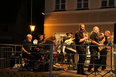 Beste Stimmung verbreiten die Musikanten der Stadtjazzerey. Für viele Besucher ist das Konzert vor der Alten Schranne ein Höhepunkt im Veranstaltungskalender der Stadt.
