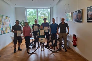 Auf dem Bild von links nach rechts: Karl-Heinz Strauß, Schulleiterin Dr. Renate Rachidi, Zakhar Salov, Joshua Maier, Moritz Geipel, Janosch Papp, Marcus Aunkofer