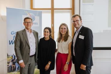 Landrat Stefan Rößle mit Deutschlands erster Herzlichkeitsbeauftragten, Mahsa Amoudadashi, Projektleitung Laura Turbany und Geschäftsführer Klemens Heininger.