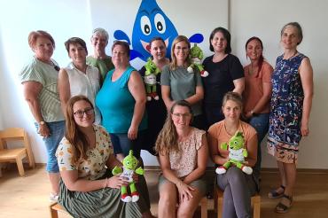 Das Erzieherinnen-Team der Kath. Kneipp Kindertagesstätte St. Marien (mit Leiterin Elke Stroot, hintere Reihe 3. von rechts) wurde von der AOK-Gesundheitsfachkraft Cornelia Zink (hintere Reihe rechts) zum Kita-Programm JolinchenKids geschult.