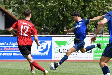 Tim Härtel erzielt mit diesem Schuss bei seinem Kurzeinsatz den Führungstreffer.