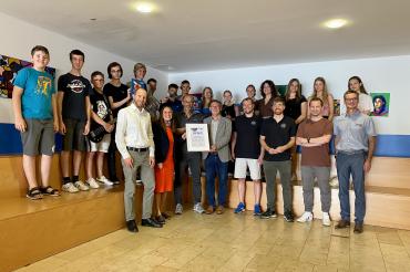 Erste Reihe v. l. n. r.: Bürgermeister Thomas Heydecker, Heike Burkhardt (Geschäftsführerin Geopark Ries e. V.), OStD Christian Heinz, Landrat Stefan Rößle (Vorsitzender Geopark Ries e. V.), StR Martin Heilbronner, StR Maximilian Büchler, StR Kai Meyer, StD Günther Simon