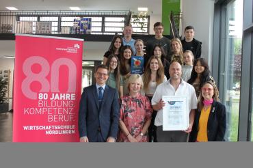 Erste Reihe v. l. n. r.: Oberbürgermeister David Wittner, Manuela Stahl (Leiterin Wirtschaftsschule), Tobias Kreuzer (Projektbeauftragter), Heike Burkhardt (Geschäftsführerin Geopark Ries e. V.) sowie Schülerinnen und Schüler der 9. Klassen