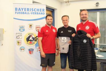 Auf dem Bild v.l.n.r.: Bezirksschiedsrichterausschussmitglied (Beobachtungswesen) Jan-Erik Wild, Hans Breuer und Bezirksschiedsrichterobmann Thomas Färber