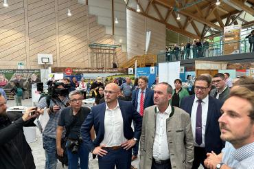 Hubert Aiwange besucht die Donauries-Ausstellung in Donauwörth. 