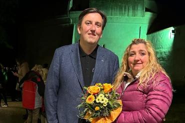 Als 16.000 Besucherin konnte der erste Vorstand Axel Schönmüller Frau Elvira Degginger auf der Freilichtbühne begrüßen.