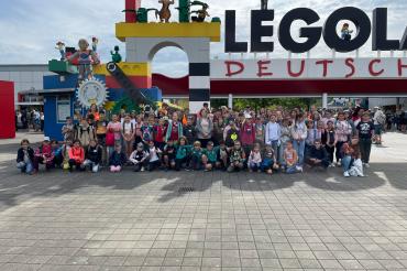 Die Eröffnungsfahrt des Nördlinger Sommerferienprogrammes führe viele Kinder und Jugendliche ins Legoland nach Günzburg. 