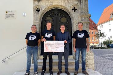: Der Motorradclub Nördlingen spendet 2.500 Euro für die Stiftung „Nördlinger Hilfe in Not“. Auf dem Bild von links: Für den Motorradclub Nördlingen die Vereinsverantwortlichen Hermann Niklas, Georg Franz und Georg Schröppel (rechts) sowie Oberbürgermeister David Wittner.