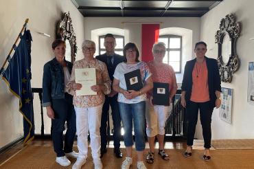 V.l.: Simone Leidel (Sachgebiet Liegenschaften, Schulen, Sport), Anietta Thum, Oberbürgermeister David Wittner, Gerda Hopf, Hannelore Kern und Hauptamtsleiterin Michaela Kleebauer.