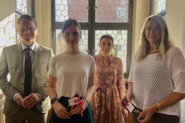 Oberbürgermeister David Wittner und Hauptamtsleiterin Michaela Kleebauer gratulierten Letizia Schick (links) und Doris Beck (rechts) zur jeweils erfolgreich bestandenen Prüfung.