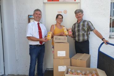 V.l.: Joachim Regler (BRK), Silvia Balan (CaDW), Erich Graf (Blutspender).