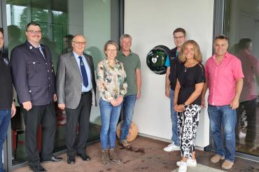 Über den neuen Defibrillator freuen sich (v.l.n.r.) Lothar Behringer (Gemeinderat), Christian Hornung (Feuerwehrkommandant), Manfred Schreiber (1. Vorsitzender Krieger- und Kameradenverein Blossenau, Burgmannshofen-Übersfeld), Susanne und Manfred Rottmeir (Steinbuck-Freunde), Johann Steidle (Kassier BCB), Tatjana Weber (Gemeinderätin), Robert Reile (1. Vorstand BCB)