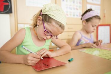 Endlich in die Schule: Mit der Einschulung beginnt für viele Kinder eine lang ersehnte, aber auch herausfordernde Zeit.
