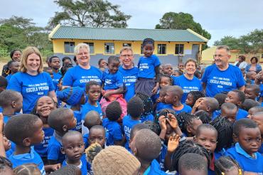 Familie Rößle (Tochter Bianca Uhl, Christiane Rößle Landrat Stefan Rößle) sowie Erna und Fritz Fälschle vor dem neuen Schulgebäude 