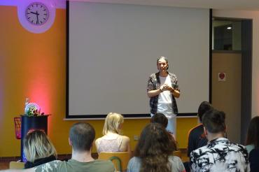 Das Bild zeigt Timo Schweitzer und die interessierten Schüler*innen.