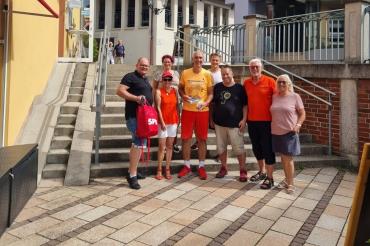 Mit im Gepäck: ein SPD-Rucksack, der an jeder Station mit lokalen Leckereien befüllt wird.