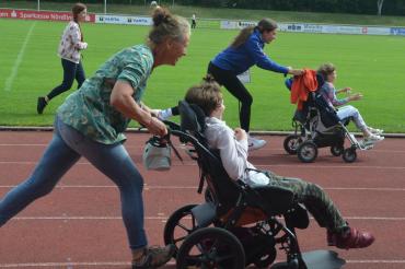 Beim 50m-Rollstuhlfahren wurden die Sportler*innen samt ihrer Betreuer*innen laut angefeuert und hatten viel Spaß. 