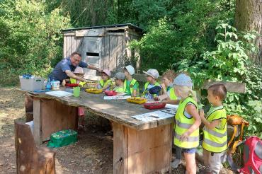 Die Kinder des St. Ulrich Kindergartens hatten gemeinsam mit Bundestagsabgeordnetem Ulrich Lange großen Spaß an ihrem Forscherfest.
