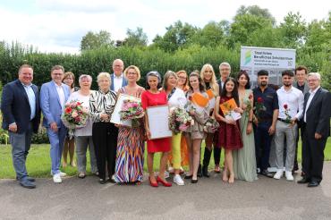 Stolz auf die bestandene Abschlussprüfung sind nicht nur die Gesellinnen und Gesellen des Friseurhandwerks in Nordschwaben, sondern auch Ausbilder, Lehrer, Politiker und die Vertreter des Handwerks. Rechts im Bild Kreishandwerksmeister Werner Luther, links Christoph Schweyer, Geschäftsführer der Kreishandwerkerschaft und Obermeister Willi Uhl.