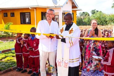 Rainer Hertle (Techn. Geschäftsführer SPN) Mit Pater Sylvester (Vertreter des Bischoff) bei der offiziellen Einweihungszeremonie 