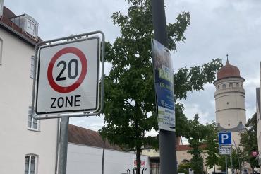 Im Rahmen des „Verkehrskonzepts Altstadt“ hat der Nördlinger Stadtrat beschlossen, die Altstadt als verkehrsberuhigten Geschäftsbereich einzustufen. Damit gilt nun Tempo 20 innerhalb der Stadtmauern. 