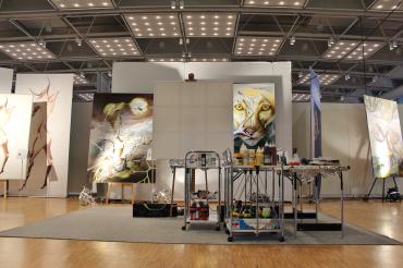 Auf einem großen Stand präsentiert die Multi-Künstlerin Barbara Clear ihre Malkunst und ihre von ihr designten Produkte auf der diesjährigen Donauries-Ausstellung. 