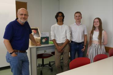 Die Schüler*innen Johannes Buchmann, Janosch Papp und Mara Weeß hatten die Möglichkeit Prof. Dr. Harald Lesch zu interviewen.