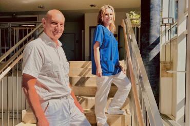 OP-Fachpflegerin Sarah Knebel startet ein Studium zum „Physician Assistant“. Dr. Frank Erckmann, Vorsitzender der Dr. Wolfbauer-Stiftung und Klinikdirektor Chirurgie der Donau-Ries Klinikm Donauwörth, unterstützt die Jung-Studentin als Mentor.