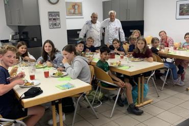 Küchenmeister Uli Großmann bot den jungen Nachwuchsköchinnen und -köchen erste Einblicke in kulinarische Welten.