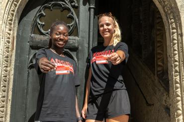 Die Angels-Spielerinnen Mariam Hasle-Lagemann (links) und Neuzugang Lisa Bertholdt haben sich ihre Dauerkarte und ihre Wunschplätze bereits gesichert. Diese Möglichkeit bietet das Eigner – Angels - Team interessierten Dauerkartenkäufern am Samstag ab 11.00 Uhr in der Pizzeria La Fontana in Nördlingen. 