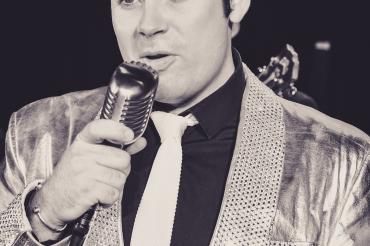 Mark Summers als Elvis 