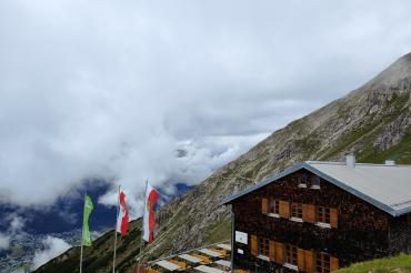 Dank ihrer exponierten Lage hat man von der Nördlinger Hütte aus einen hervorragenden Blick. Hier weht außerdem auch das Nördlinger Stadtwappen.