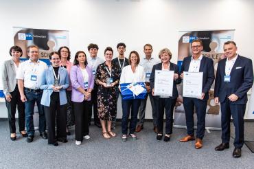 V.l.: Sandra Stricker, Vorstandsmitglied in der IHK-Regionalversammlung Dillingen, Christoph Bauer, Lehrer an der Hans-Leipelt-Schule, Franziska Tengler de Regalado von der Sigel GmbH, die Lehrerinnen Martina Wenzel und Simone Götz, Schüler Lukas Leroch, Lehrerin Natalie Alter, Schüler Rafael Miraldo de Santos, Lehrerin Christine Besl, Lehrer Hubert Wirth, Schulleiterin Doris Barth-Rieder, Thomas Müller von der Sigel GmbH sowie Martin Döring, Vorsitzender des Berufsbildungsausschusses der IHK Schwaben. 