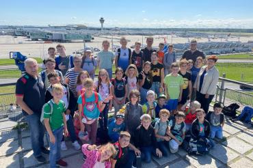 Die Airport-Gruppe bei ihrem Besuch auf dem Besucherhügel im Besucherpark zusammen mit den Begleitern Margot Hubel, Renate und Roland Schuster, Michael Dinkelmeier und Stefan Ostermeier. 