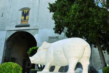 Die Sau vor dem Löpsinger Tor in Nördlingen.