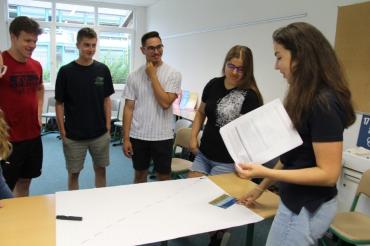 Schüler der Hans-Leipelt-Schule entwickeln mit Ramona Ruf (rechts im Bild)  Untergangsgeschichten für das Gebiet des UNESCO Global Geoparks Ries 