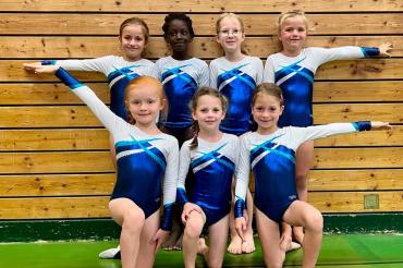 Die Schülerinnen Mara Ott, Sokhna Mbaye, Lena Beck, Paula Wüst, Zoe Schur, Thea Hertle und Lea Ott vor dem Wettkampf.