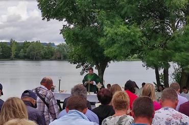 Unter Schirmherrschaft der Bäumenheimer Stockfreunde fand am Sonntag, 30. Juli, die traditionelle Seemesse der Pfarrgemeinde Maria Immaculata am Hamlarer Baggersee statt.