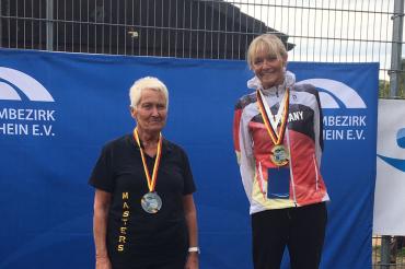 Claudia Koch holte sich in der AK 70 vor Petra Henn die Goldmedaille über 2,5km im Freiwasser.