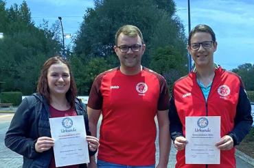 Geehrt wurden die beiden Vereinsmeister Melanie Neubauer und Frank van Baalen vom Ersten Vorstand Stefan Kleinle mit Urkunde und Gutschein.