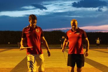 Die Duo-Mannschaft der Stockfreunde konzentriert im abendlichen Ambiente in Oberndorf.