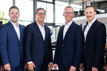 Das Bild zeigt das Verkaufsteam des Autohaus Hofmann in Mertingen mit Filialleiter Reimund Nuiding (3.v.l.).