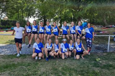 Die Mannschaft der wU14 mit ihren Betreuern. 