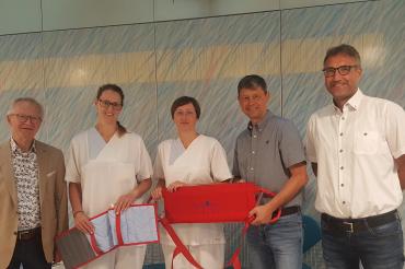 Auf dem Bild zu sehen (von links): Ulrich Seidel (stell. Vorsitzender Freundeskreis), Katja Hieber, Eva Wecker (beide Station 1A), Dr. Gerhard Hobelsberger (Vorsitzender Freundeskreis) und Bernd Meyr (Pflegedienstleitung). 