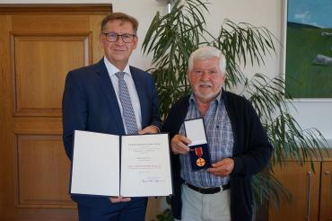 Tief beeindruckt überreichte Landrat Stefan Rößle dem Harburger Karl Faul die Verdienstmedaille der Bundesrepublik Deutschland 