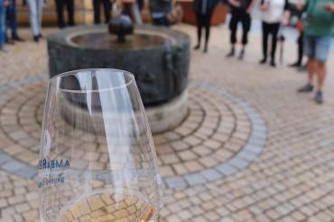 Eine ganz besondere Art von Stadtrundgang haben sich Stadt- und Geoparkführer Karl Heinz John und Whisky Ambassador Eddi Lederer für Wemding ausgedacht.