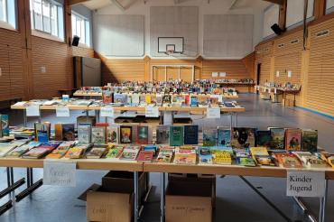 Das Bild zeigt den Bücherbasar